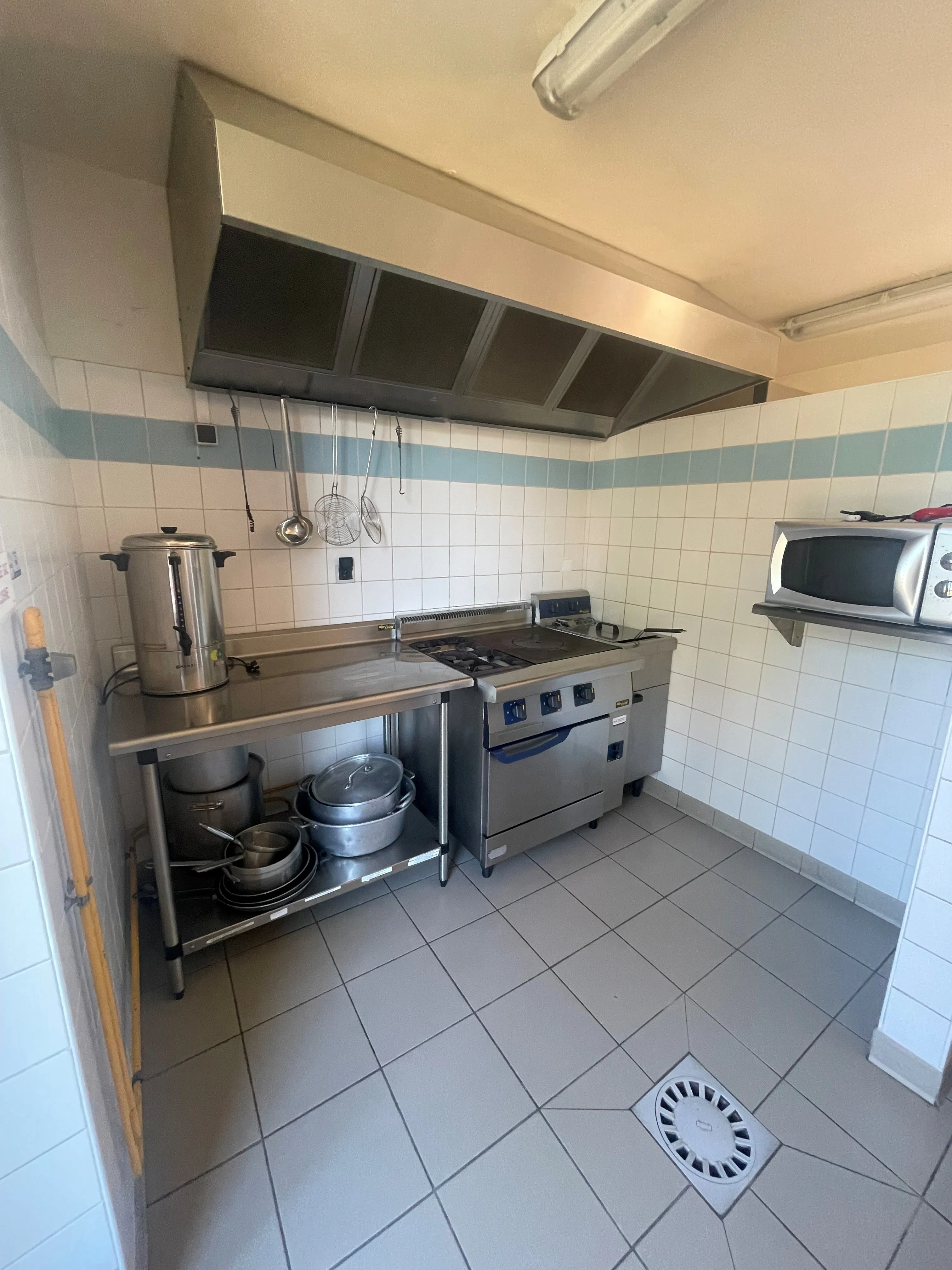 Cuisine équipée de la Maison des Associations de Gomené