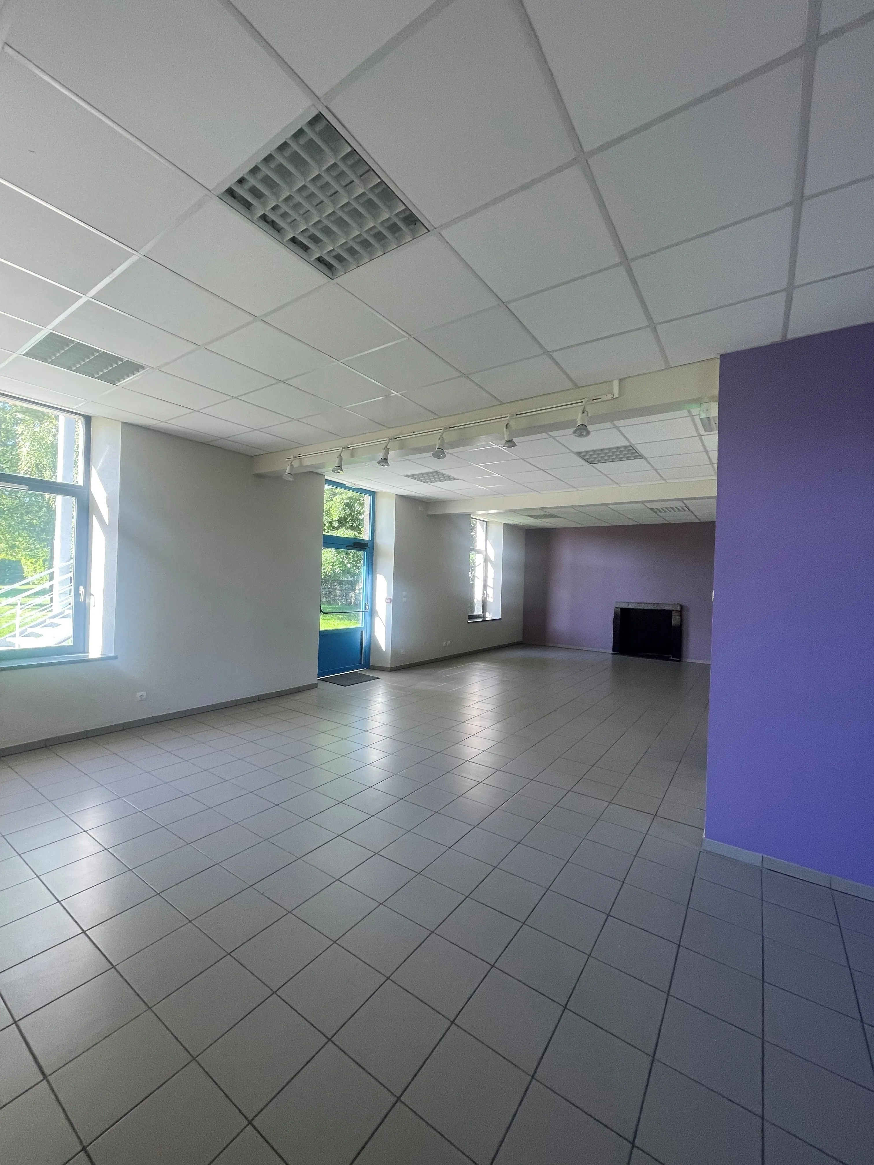 Salle de réception de la Maison des Associations de Gomené — capacité 80 personnes assises